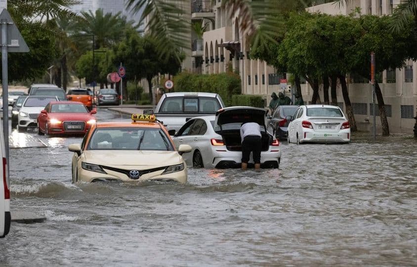 Águas da enchente inundam uma rua em Dubai durante forte chuva.