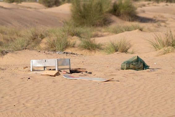 Metal, plástico e outros resíduos deixados por pessoas poluem o ambiente desértico em Dubai.