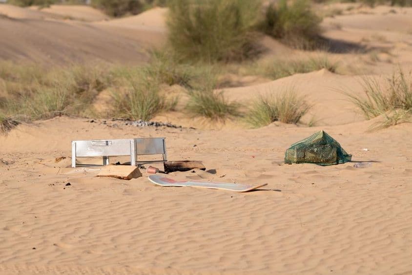 Metal, plástico e outros resíduos deixados por pessoas poluem o ambiente desértico em Dubai.
