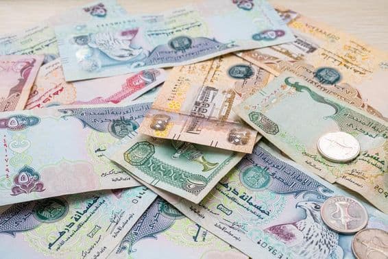 Várias cédulas e moedas de Dirham dos Emirados Árabes Unidos.