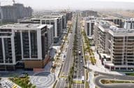 Dubai Hills Estate: Edifícios e Parque das Colinas com estradas.