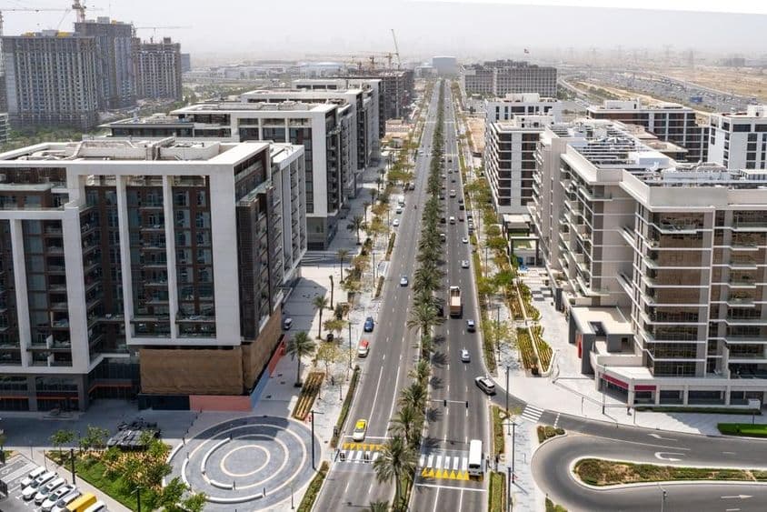 Dubai Hills Estate: Edifícios e Parque das Colinas com estradas.