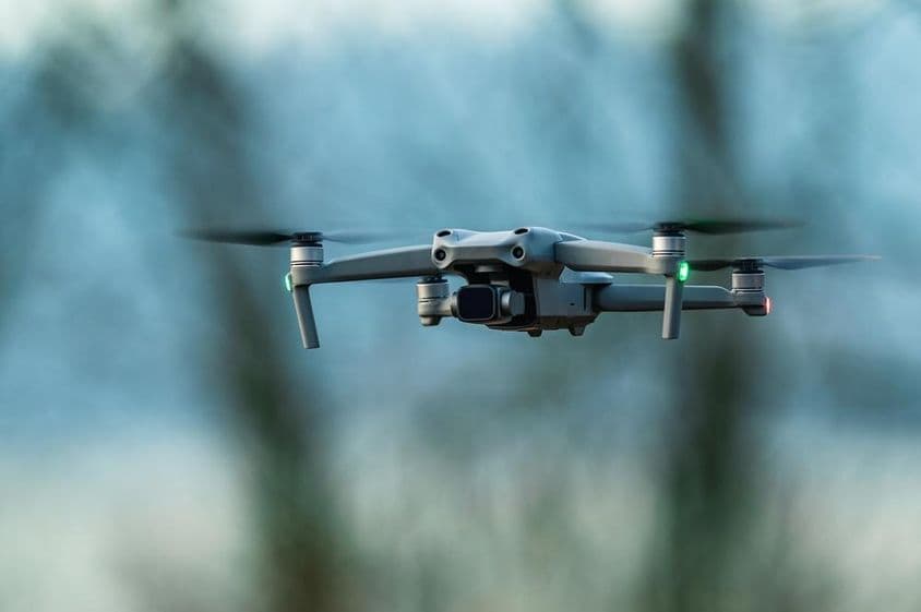 Drone voando sobre uma área.