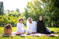 Uma família Emirati aproveitando seu tempo no parque.