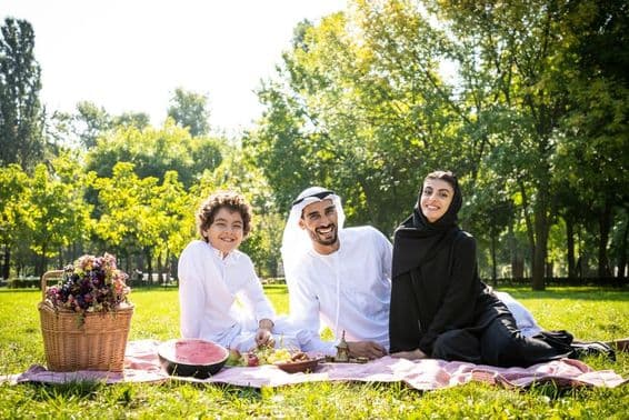 Uma família Emirati aproveitando seu tempo no parque.