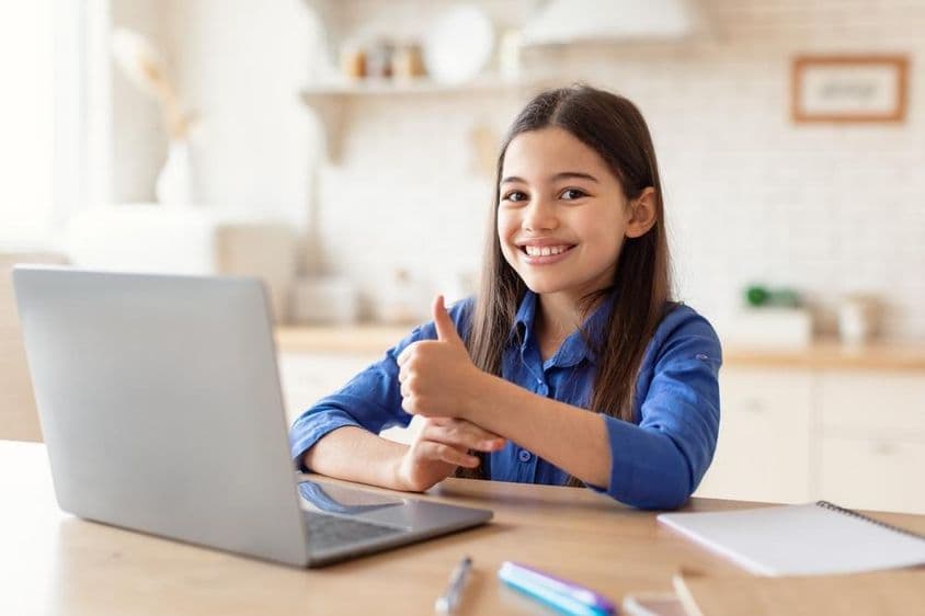 Garota do Oriente Médio estudando online com laptop.