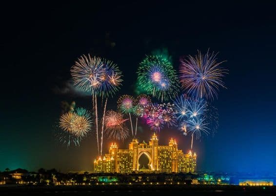 Fogos de artifício de Ano Novo perto do Hotel Atlantis em Dubai.