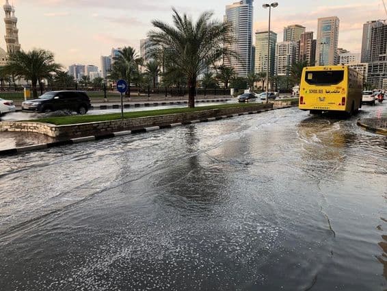Tráfego passando por uma estrada urbana inundada em Dubai.