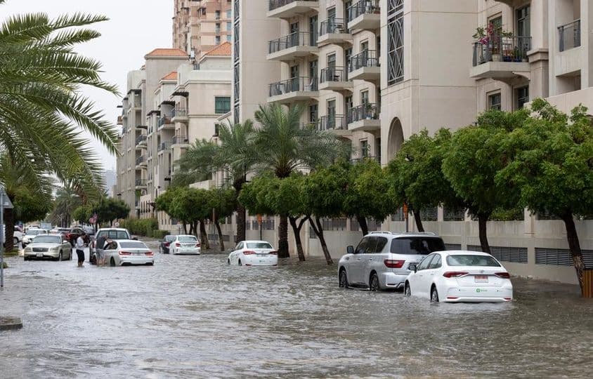 Ruas de uma comunidade residencial em Dubai durante uma forte chuva.