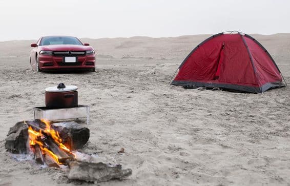Vista matinal de um acampamento nos lagos de sal do deserto de Liwa.