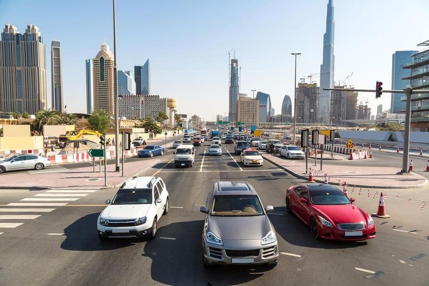 Sheikh Zayed Road em Dubai em um dia de verão.