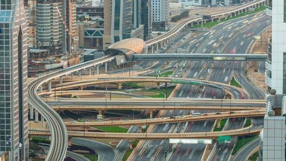 Sheikh Zayed Road no Centro de Dubai.