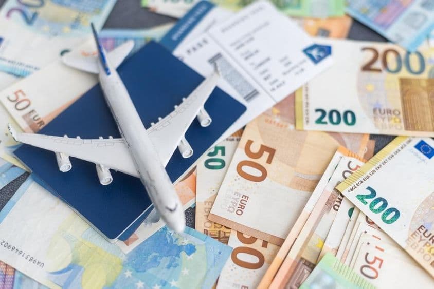 Preços de passagens aéreas, notas de euro.