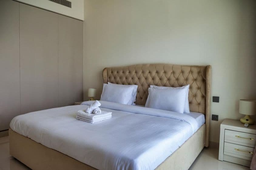 Um quarto tranquilo em Dubai aguarda hóspedes.