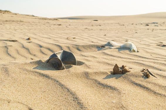 Lata de bebida enferrujada na areia do deserto.