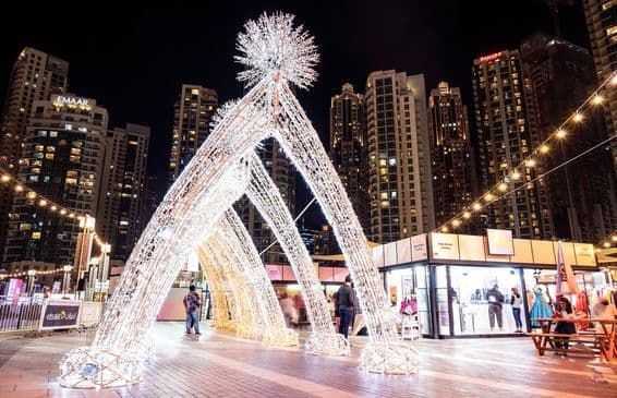 Decorações iluminadas lindamente para o festival de compras de Dubai.