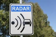 Sinal de radar em uma placa de trânsito.