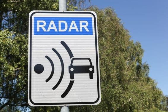 Sinal de radar em uma placa de trânsito.