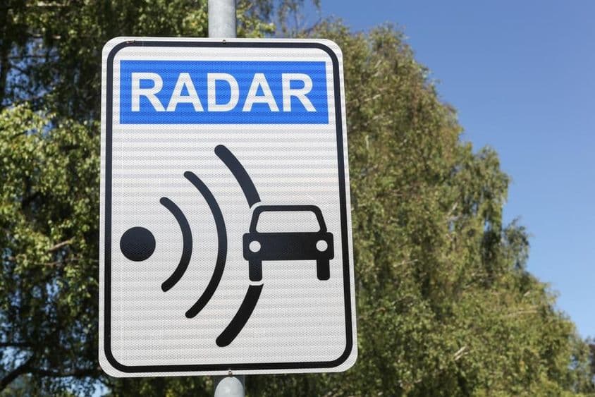 Sinal de radar em uma placa de trânsito.
