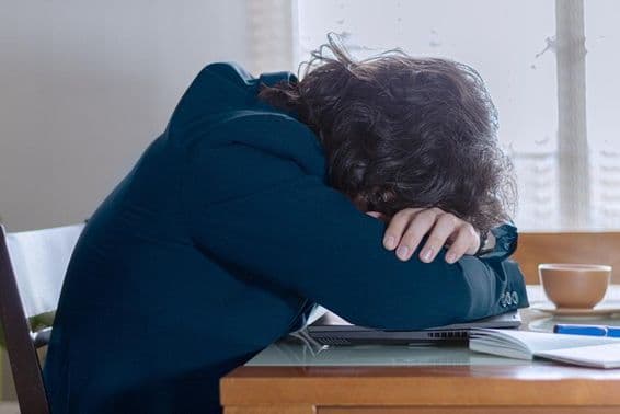 Uma pessoa descansando em seu laptop no trabalho em uma segunda-feira.
