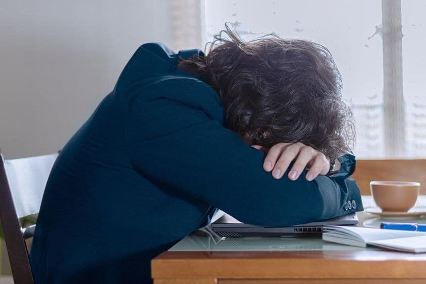 Uma pessoa descansando em seu laptop no trabalho em uma segunda-feira.