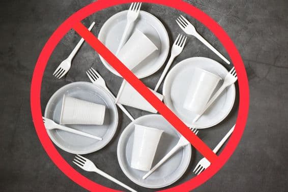 Utensílios plásticos brancos sobre uma superfície de concreto.