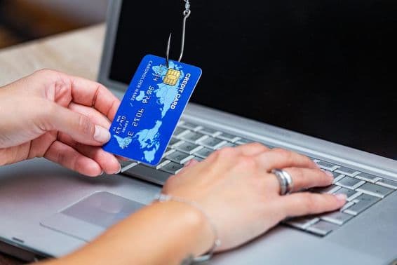 Golpe de phishing com um cartão de crédito.