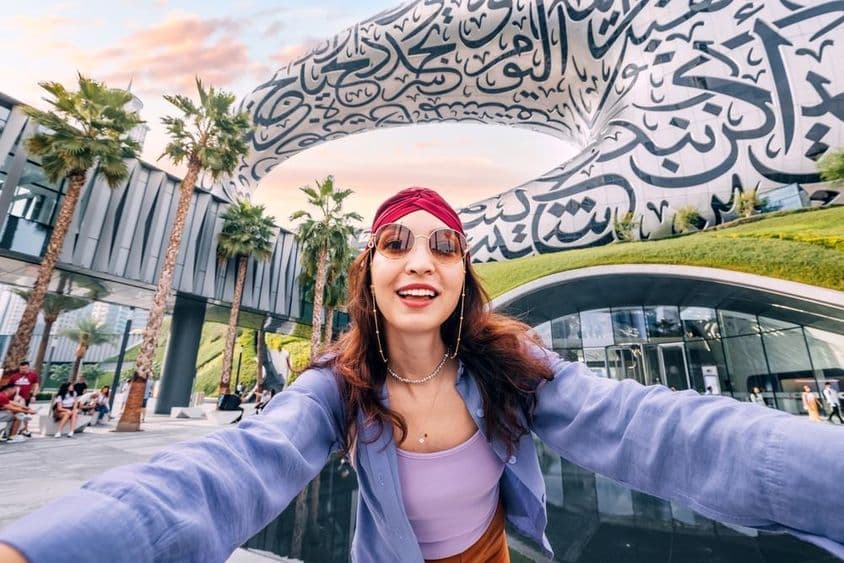 Turista feliz tirando selfies para seu blog de viagens.