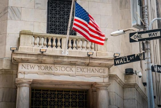 Bolsa de Valores de Nova York na esquina da Wall Street com a New Street.