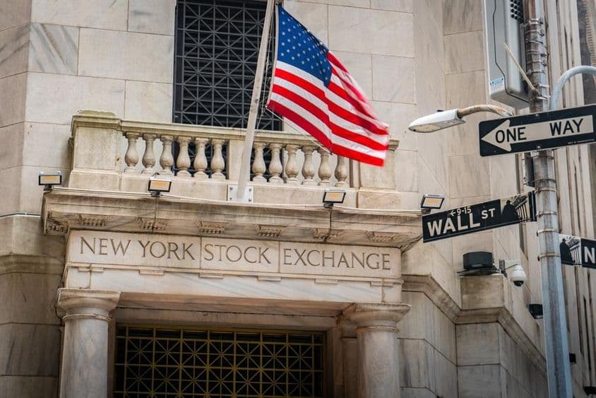 Bolsa de Valores de Nova York na esquina da Wall Street com a New Street.