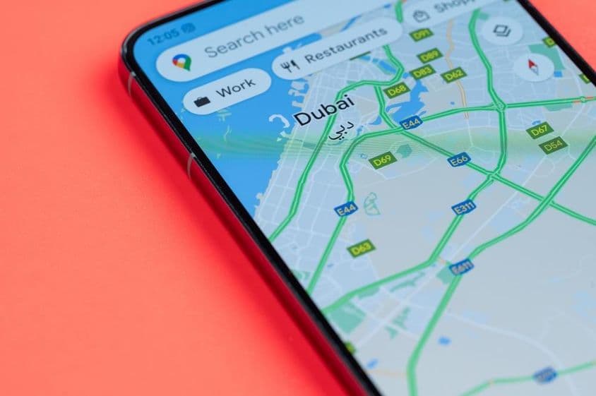 Distribuição de tráfego de carro em Dubai no Google Maps em um smartphone.