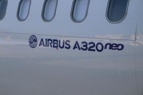 Avião Airbus A320 no aeroporto de Mumbai.
