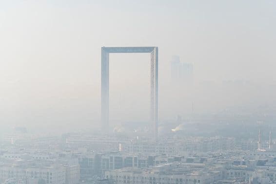 Panorama deslumbrante na névoa da maior moldura de ouro do mundo feita em Dubai.