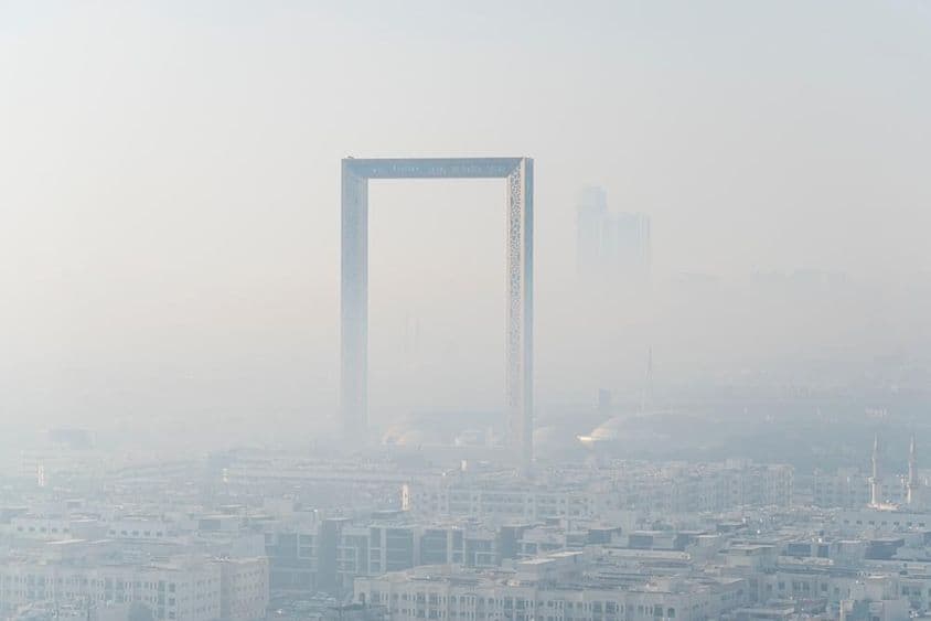 Panorama deslumbrante na névoa da maior moldura de ouro do mundo feita em Dubai.