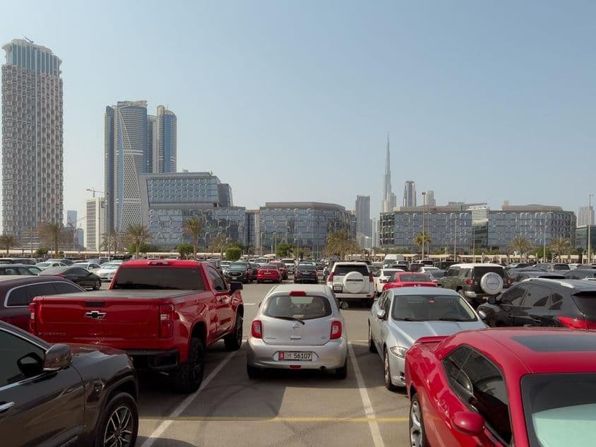 Vista de edifícios modernos em Dubai a partir do estacionamento.