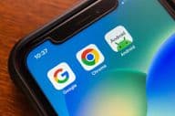 Ícones do Google Chrome e Android na tela de um smartphone.