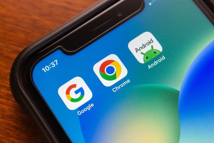 Ícones do Google Chrome e Android na tela de um smartphone.