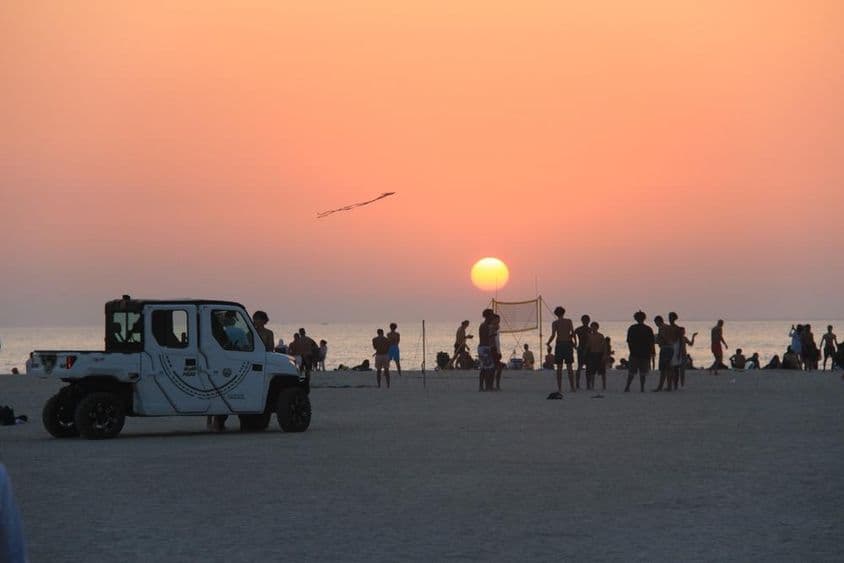 Praia bonita no Golfo Pérsico, Dubai, Emirados Árabes Unidos.