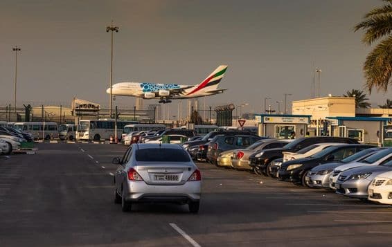Um avião da Emirates Airlines pousando no Terminal 2 do Aeroporto Internacional de Dubai.