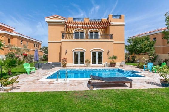 Vilas em Dubai com piscina.