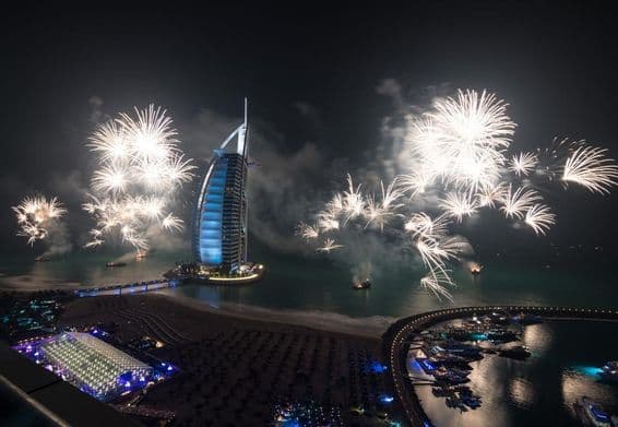 Fogos de artifício de Ano Novo no Burj al Arab.