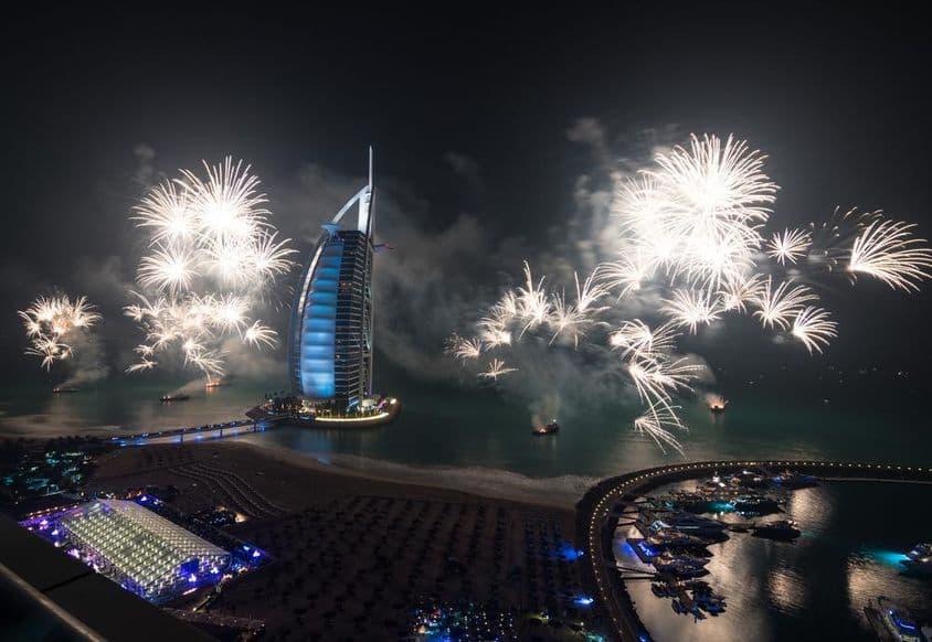 Fogos de artifício de Ano Novo no Burj al Arab.