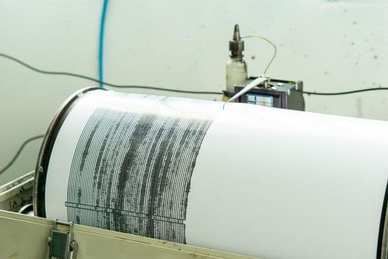 Um sismógrafo indicando atividade vulcânica.
