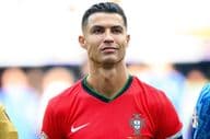 Cristiano Ronaldo em camisa vermelha de futebol.
