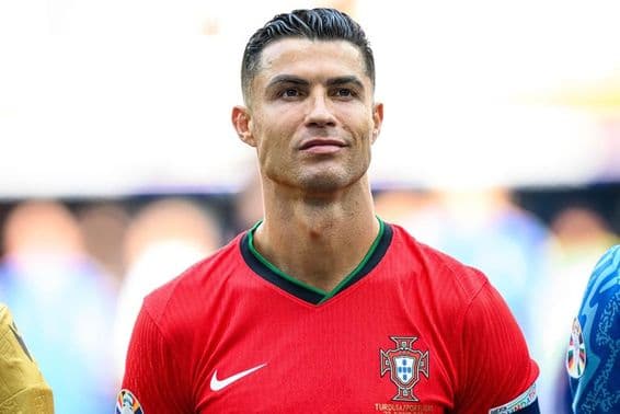 Cristiano Ronaldo em camisa vermelha de futebol.
