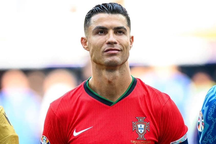 Cristiano Ronaldo em camisa vermelha de futebol.