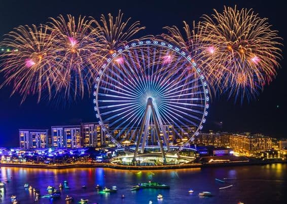 Espetaculares fogos de artifício comemoram a inauguração do Ain Dubai.
