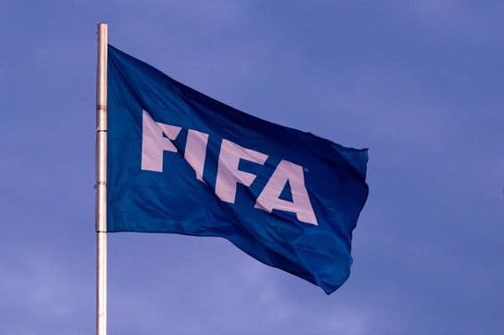 Vista da bandeira da FIFA no estádio BMO Field.
