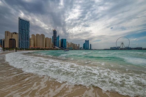 Mau tempo em Dubai com chuva, ventos fortes e ondas na costa.