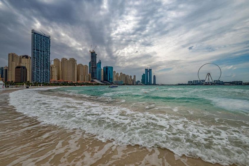 Mau tempo em Dubai com chuva, ventos fortes e ondas na costa.